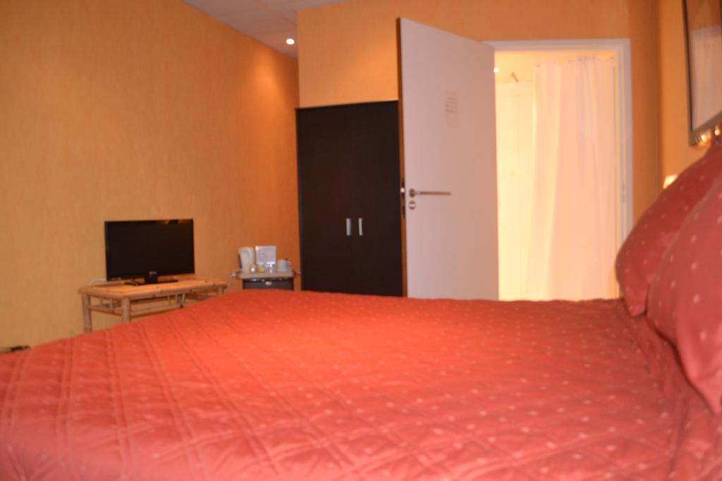 Hotel De France Libourne Room photo